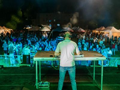 Grający DJ KIKSUU a w tle publiczność