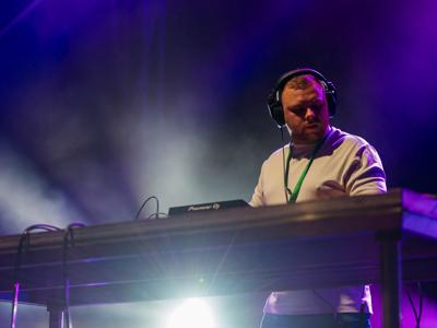 Grający DJ KIKSUU