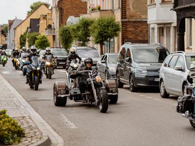 Mężczyźni jadący na motocyklach