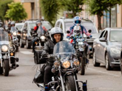 Mężczyźni jadący na motocyklach