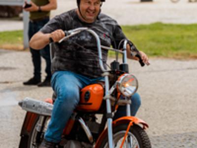 Mężczyzna jadący na motocyklu