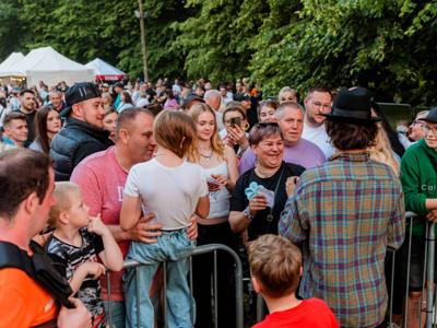 Miły Pan rozdający autografy publiczności 