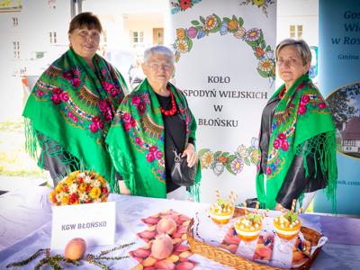 Panie z KGW Błońsko wraz z deserem konkursowym