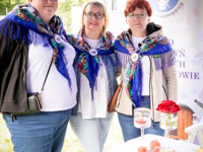 Panie z KGW Drzymałowa wraz z deserem konkursowym