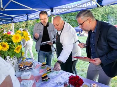 Jury oceniające desery 