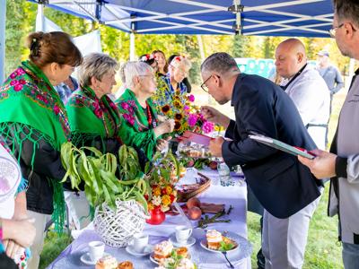 Jury oceniające desery 