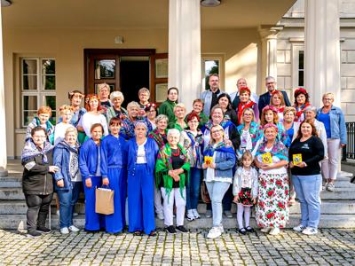 Zdjęcie grupowe KGW, które brały udział w konkursie kulinarnym wraz z jury