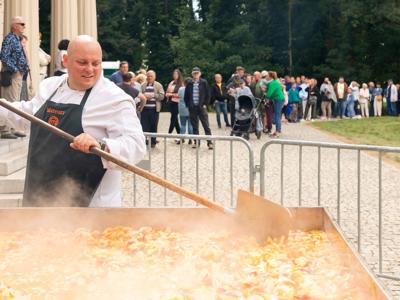 Finalista MasterChefa przygotowujący gulasz staropolski
