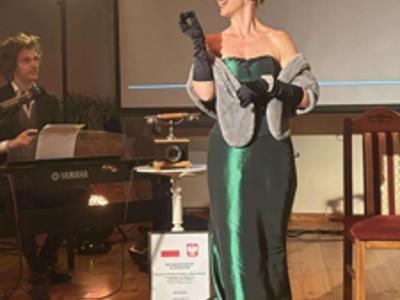 śpiewaczka w zielonej sukni