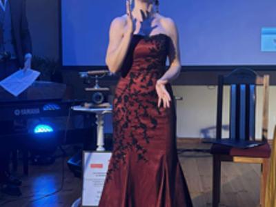 śpiewaczka w bordowej sukni