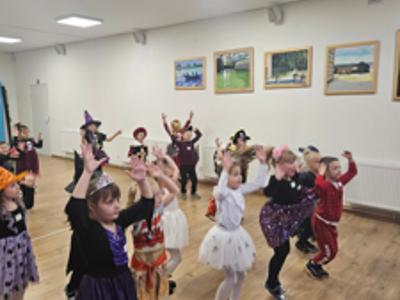 tańczące dzieci