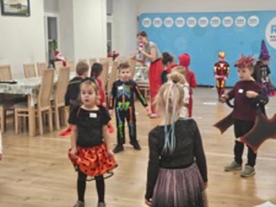 tańczące dzieci