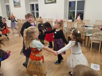 tańczące dzieci