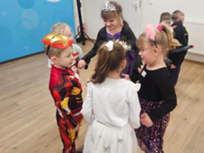 tańczące dzieci