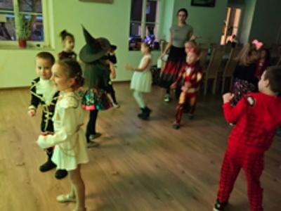 tańczące dzieci