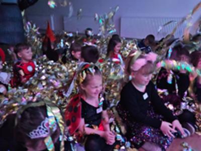 Tańczące dzieci w złotych serpentynach