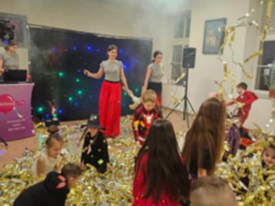 Tańczące dzieci w złotych serpentynach