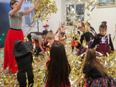 Tańczące dzieci w złotych serpentynach