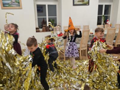 Tańczące dzieci w złotych serpentynach