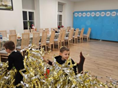 Tańczące dzieci w złotych serpentynach