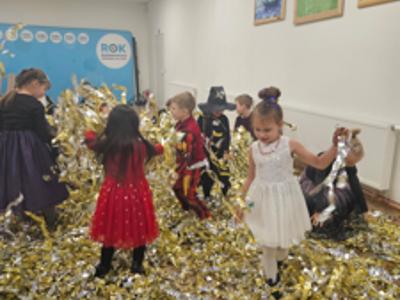 Tańczące dzieci w złotych serpentynach