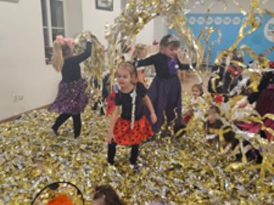 Tańczące dzieci w złotych serpentynach