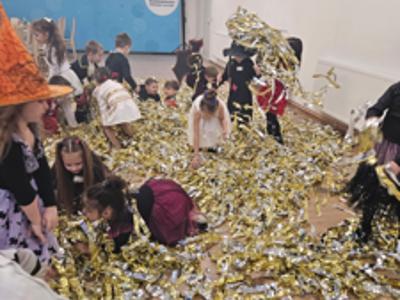 Tańczące dzieci w złotych serpentynach