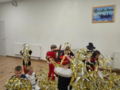 Tańczące dzieci w złotych serpentynach