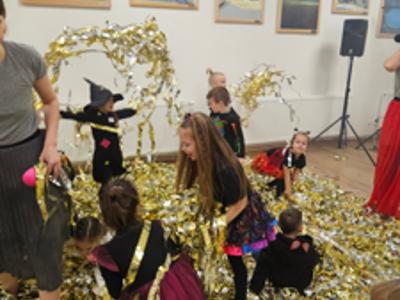 Tańczące dzieci w złotych serpentynach