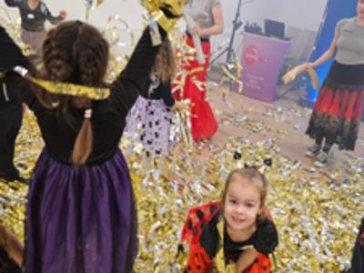 Tańczące dzieci w złotych serpentynach