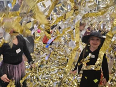 Tańczące dzieci w złotych serpentynach