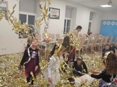 Tańczące dzieci w złotych serpentynach