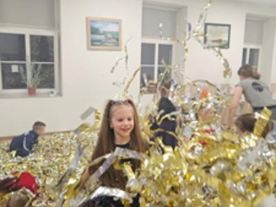 Tańczące dzieci w złotych serpentynach