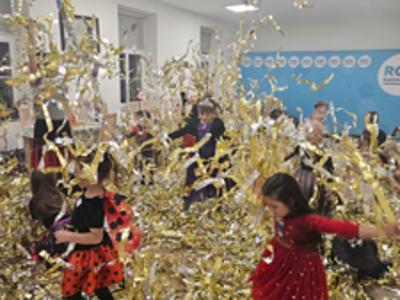 Tańczące dzieci w złotych serpentynach