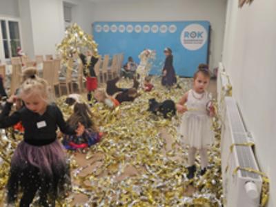 Tańczące dzieci w złotych serpentynach