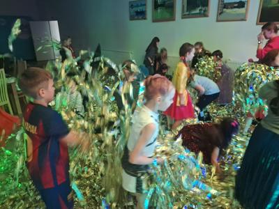 Tańczące dzieci w złotych serpentynach