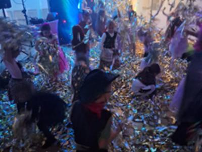 Tańczące dzieci w złotych serpentynach