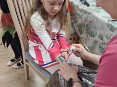 Tworzenie tatuażu na ręce dziewczynki