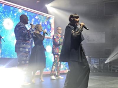 Sara Chmiel z chórkami 