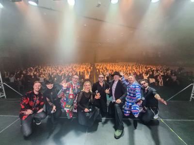 Zdjęcie grupowe zespołu z publicznością