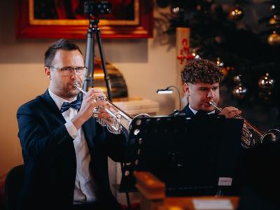 Zbliżenie na mężczyznę grającego na trąbce