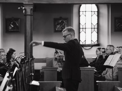 Czarno-białe zdjęcie dyrygującego kapelmistrza 