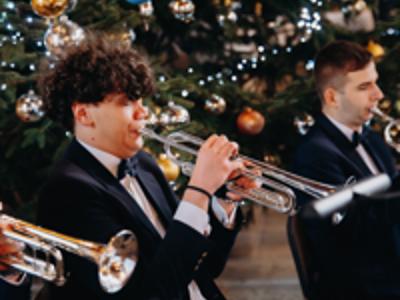 Zbliżenie na młodego mężczyznę grającego na trąbce