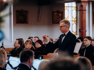 Kapelmistrz na tle widowni