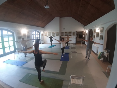 Seniorki ćwiczące na sali pilates