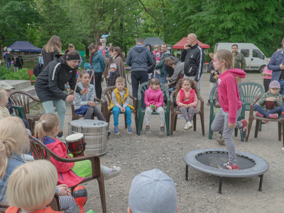 Dziecko skaczące na trampolinie.