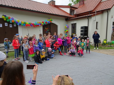 Grupa dzieci pozuje do zdjęcia z postacią spidermana.