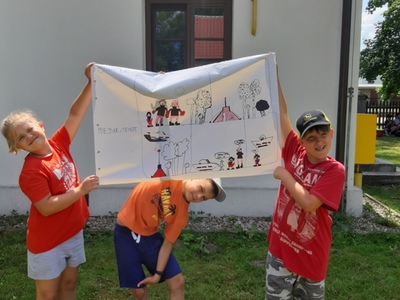 chłopcy trzymający kartkę z komiksem