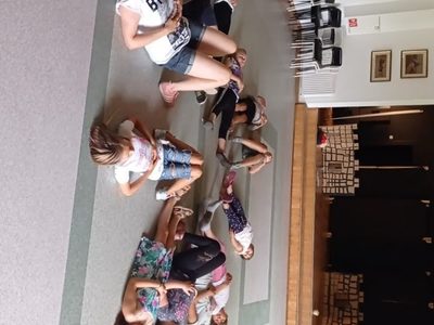 zdjęcie dzieci leżących na podłodze w kręgu