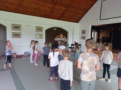 zdjęcie dzieci chodzących po sali